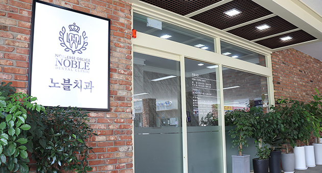 금동이가야옹 출입구와 벽면 로고 간판, 유리 출입문 주변 모습