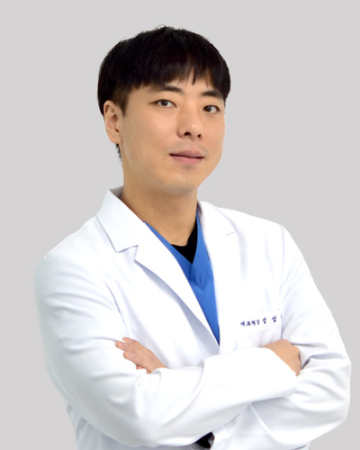금동이가야옹 이준영 원장 프로필 - 보건복지부 인증 작은 공간악안면외과 전문의, 전남대학교 이야기방대학이야기 공간 인턴·레지던트